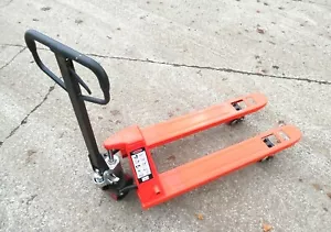 HAND PUMP PALLET TRUCK FOR EURO PALLETS 2.5 TONNE - Picture 1 of 2