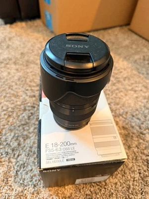 Lente Sony E 18-200 mm f/3,5-6,3 OSS SEL18200LE montura E formato APS-C Foto 1 de 4