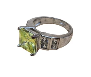 Limettengrüner Statement-Ring im Prinzessschliff mit klaren Akzentsteinen silberfarbenes Band - Bild 1 von 7