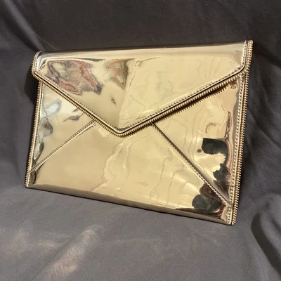 Cartera sin asas Rebecca Minkoff Leo Saffiano metálica dorada espejo solapa sobre Foto 1 de 4