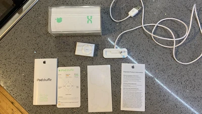 Apple iPod Shuffle Silver A1204 1GB Boxed with Charging Dock Fully Working - Image 1 of 4