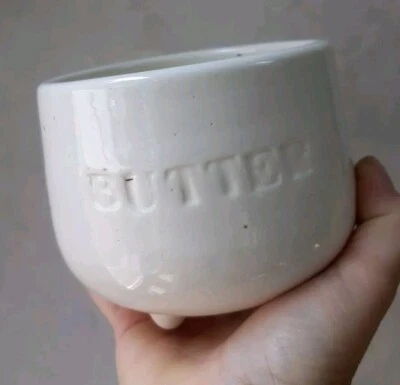 Plato de mantequilla de patas redondas de gres de colección letras impresas florales, firmado, casa de campo Foto 1 de 4