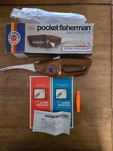 POPEIL'S POCKET FISHERMAN 1972 JAMAIS UTILISÉ AVEC BOITE, MANUELS ET SAC D'ORIGINE - Photo 1 sur 1