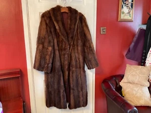 Vintage Brown Full Length Musquash Fur Coat Medium Sized in Good Condition - Picture 1 of 11