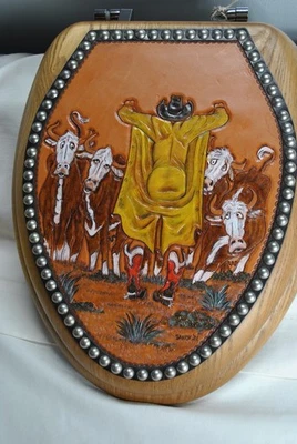 Tapiz de asiento de inodoro de roble tapiz de vacas y vaqueros Mayfair Western de cuero personalizado Foto 1 de 4