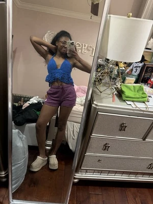 Top de verano con correa delgada de ganchillo azul rico con parte inferior con volantes Foto 1 de 4