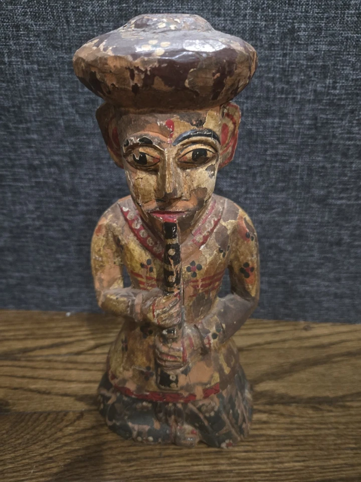 Antigua estatuilla étnica de madera de hombre músico sobre soporte rústica pintada a mano Foto 1 de 4