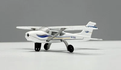RUNWAY 24 CESSNA 172 WHITE, BLUE N470ES - DARON COLLECTIBLE DIECAST AIRPLANE • - Image 1 of 4