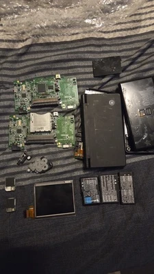 DS/DSI FOR PARTS SMALL LOT - BATTERIES, BOARDS, ETC. - Image 1 of 3