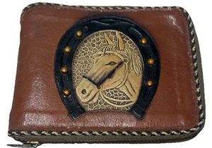 Scarpa PORTAFOGLIO VINTAGE ANNI 50 PELLE DIPINTA IN RILIEVO TESTA DI CAVALLO COWBOY CERNIERA - Foto 1 di 6