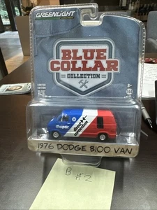 Coche coleccionable Dodge B100 Van Mopar 1976 Greenlight 1/64 cuello azul - Imagen 1 de 9