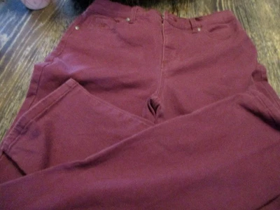 GLORIA VANDERBILT BURGANDY COLOR AMANDA JEANS, WOMEN'S SIZE 6 - Image 1 of 4