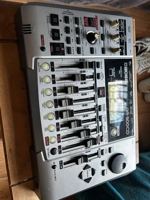 Boss BR-900CD Digital Multi-Track Recorder with GenuinePower Supply and 1Gb Card - Image 1 of 4