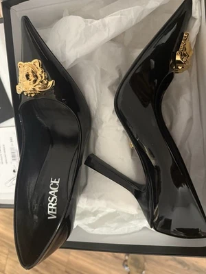 Zapato de salón Versace Medusa dorado negro charol punta puntiaguda 38/8 nuevo con caja $995 Foto 1 de 4