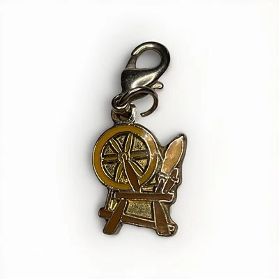 Colgante con dije de rueda giratoria de la Bella Durmiente de Walt Disney Foto 1 de 3