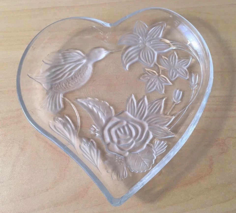 Bandeja de vidrio en forma de corazón KIG colibrí y flores en relieve 6 1/2"  Foto 1 de 4