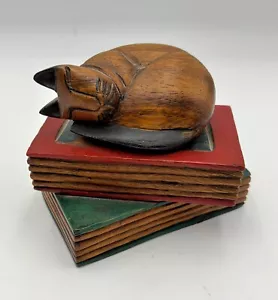 Gatito de madera tallado a mano de colección durmiendo en una pila de libros sujetalibros - Imagen 1 de 10
