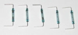 5 X Micro Magnetic Reed Switches with Bent 90° Leads - SPST N.O. - 30 V - 0.5 A - Picture 1 of 6