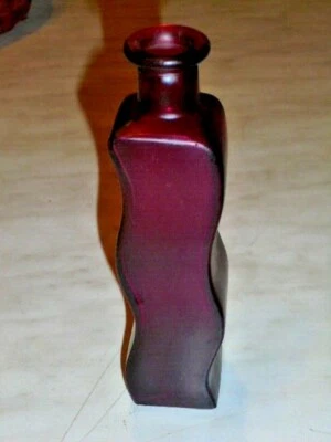 Moderne Glaskaraffe / Vase - gewellt- Glas weinrot - Deko - 17x4xcm  - Bild 1 von 4