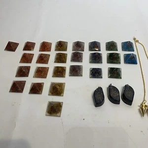 25 Mini Crystal Orgonite Healing Chakra Pyramids & 3 Pendants - Picture 1 of 13