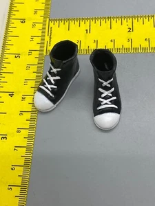 Zapatillas negras Converse High Tops Chuck Taylors Zapatillas de tenis Mego Figura Parte - Imagen 1 de 2
