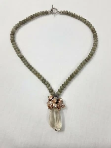 Orientalische geschnitzte natürliche JADE PERLENKETTE mit hängendem Kristallanhänger  - Bild 1 von 8