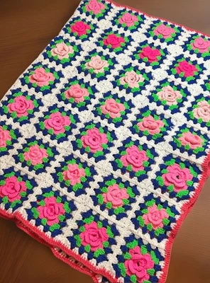 Manta de ganchillo afgana retro vintage cubierta de cama abuela cuadrada rosa 3D rosas 38x56 Foto 1 de 4