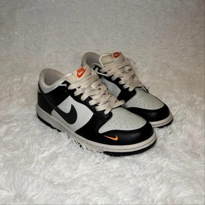 Talla 6.5Y - Nike Dunk Low GS 'Mini Swoosh - Negro Naranja Total' Usado Sin Caja Foto 1 de 4