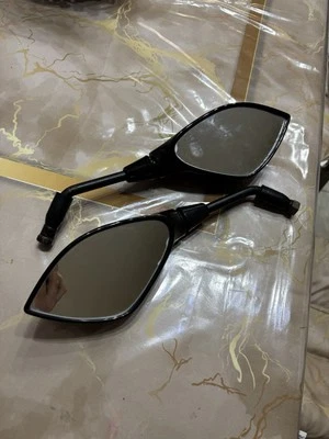 Coppia Specchietti Retrovisori per Moto - Neri - Immagine 1 di 2