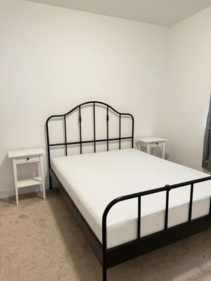 Marco de cama con colchón + 2 mesas auxiliares a juego - Excelente estado Foto 1 de 4