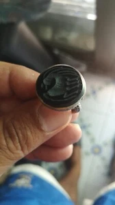 ANTICO ANELLO IN OTTONE ROMANO CON PIETRA NERA AGATA SIGILLO INTAGLIO 12 gr - Imagen 1 de 4