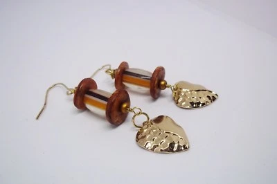 Pendientes colgantes de gancho de corazón de vidrio ámbar y oro hechos a mano para estudio artesanal Foto 1 de 4