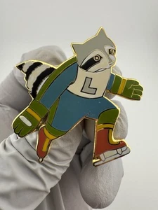 Mascota de colección Roni mapache lago plácido? Pin esmaltado de patinaje sobre hielo para los Juegos Olímpicos de Invierno - Imagen 1 de 9
