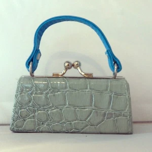 Cartera con patrón de cocodrilo Aqua se adapta a muñecas chicas americanas de 18 - Imagen 1 de 1