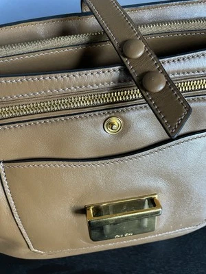 Bolso de mano de lujo de cuero italiano de 2 vías con logotipo Miu Miu  Foto 1 de 4