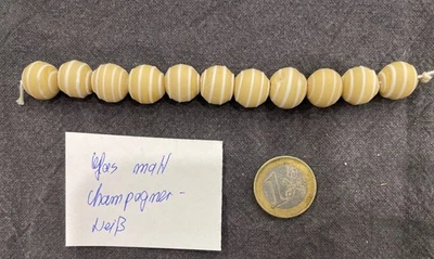 Perlen, Glas, Hellbraun mit Weiß,  mit feinen weißen Spiralstreifen, Kugeln - Bild 1 von 2