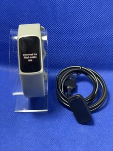 Fitbit Charge 6 Aktivitäts- und Fitnesstracker - Silber mit grauem Band - Bild 1 von 2