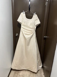 Size 14 Romantic Gowns Hannah Champagne Wedding Dress Bridal Gown Short Sleeve - Picture 1 of 9