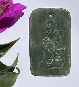 Colgante de piedra verde tallada Dios chino con caracteres chinos - Imagen 1 de 3