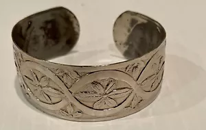 Bangle Style, Wide Bracelet, Flowers And Smaller Flowers On Bracelet, Nice Shine - Picture 1 of 7