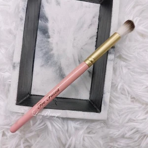 Too Faced Pro-Essential Teddy Bear blender eyeshadow blending brush New Limited - Picture 1 of 3