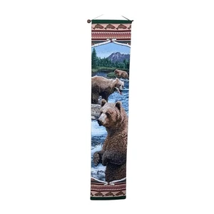 Tapiz de oso colgante de pared con pasador de madera Julianna James decoración de cabaña río - Imagen 1 de 5
