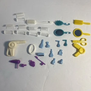 De Colección Barbie Accesorios Cabello Belleza Cepillos Rizadores Reloj Despertador Tijeras Espejo - Imagen 1 de 5