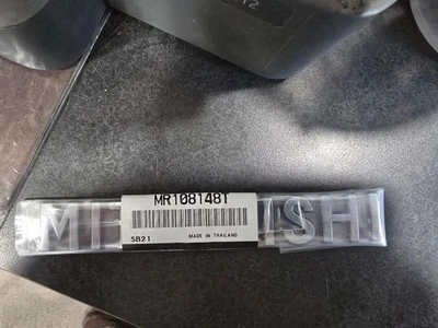 Placa de identificación cromada original OEM 2007-2013 Mitsubishi Outlander emblema MR108148T Foto 1 de 2