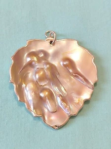 Colgante grande con racimo de perlas tallado en forma de hoja - Imagen 1 de 8