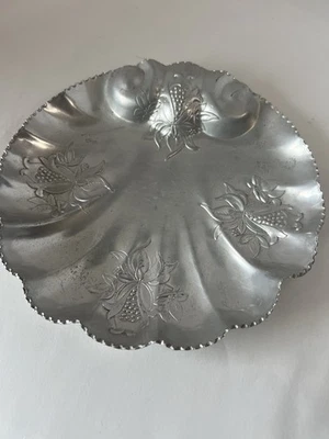 Bandeja de fiesta floral de aluminio vintage bandeja borde festoneado redondo 8" agarre para dedos Foto 1 de 4