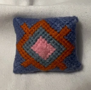 "ALMOHADA MINIATURA CASA DE MUÑECAS COSIDA A MANO PUNTA DE AGUJA ROSA AZUL NARANJA 2""" - Imagen 1 de 6