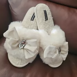 Pretty You Hausschuhe London GROß Schmuck Samt Schleife Slipper weiß GEBRAUCHT - Bild 1 von 14