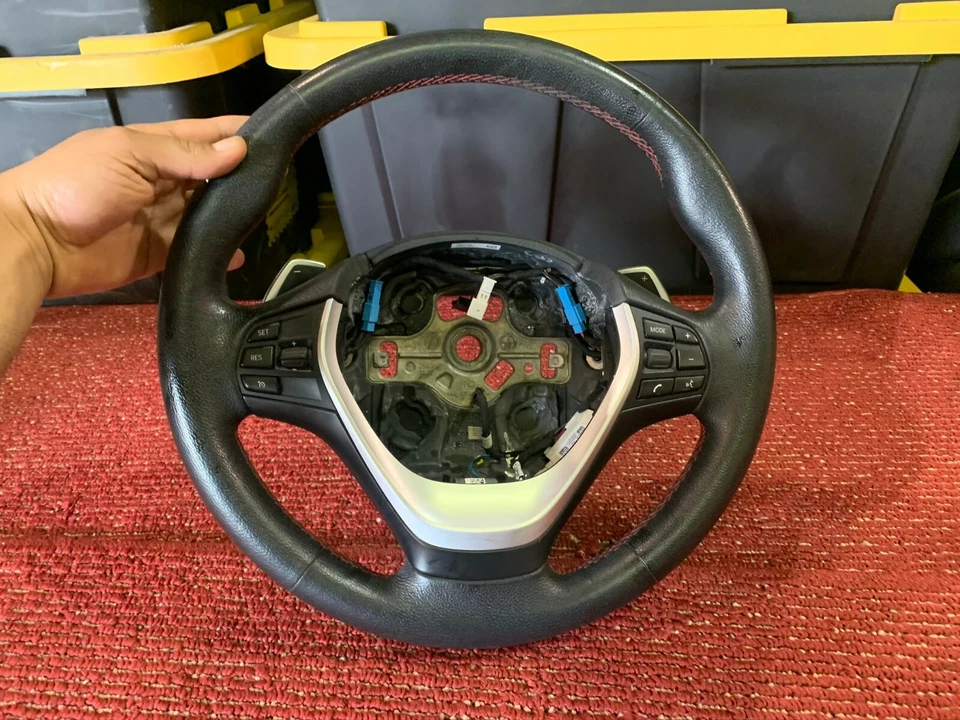 Volante deportivo BMW F30 F22 F32 COSIDO ROJO CON PALANCAS DE CAMBIO FABRICANTE ORIGINAL 88MK Foto 1 de 4
