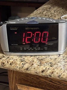 Emerson Research SmartSet CKS3528 Alarm Clock AM/FM Radio, Time Projector - Picture 1 of 2